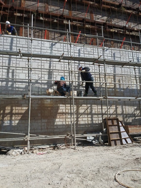 경동건설이 시공 중인 부산 남구 문현동 아파트신축 현장. 시공사 측 주장대로라면 지난달 30일 인부 A씨가 추락사 한 높이(2m)가 바로 사진 속에 노동자들이 작업하는 위치와 별반 차이가 없다. ⓒ 프라임경제