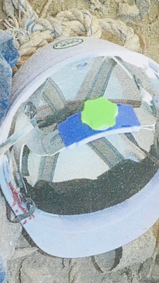 지난달 30일 추락 당시 인부 A씨가 착용한 것으로 추정되는 안전모다. 왼쪽에 살짝 보인는 혈흔 자국 외는 파손된 흔적은 찾아 볼 수 없다. ⓒ 유가족