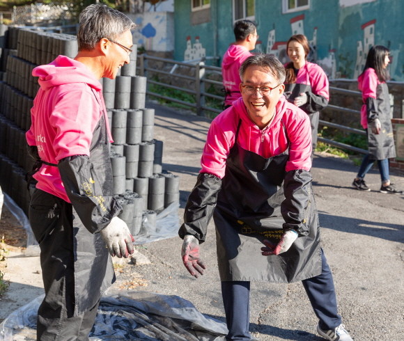 지난 8일 흥국화재 임직원 50여명이 사회복지법인 '따뜻한 한반도 사랑의연탄나눔 운동'과 함께 서울 서대문구 홍제동 개미마을에 거주하고 있는 독거 어르신과 조손 가정 등 12개 가구에 연탄 2400장을 배달했다. ⓒ 흥국화재