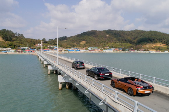 BMW에서 판매하고 있는 PHEV 모델들이 달리고 있는 모습. ⓒ BMW 그룹 코리아