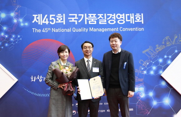 한화손해보험이 '제45회 국가품질경영대회'에서 단체부문 행정안전부 장관표창인 '국민안전 서비스품질상'을 수상했다. 김보은 한화손해보험 CS추진파트장(왼쪽)과 김태열 한화손해보험 전무(가운데)가 기념사진을 촬영하고 있다. ⓒ 한화손해보험