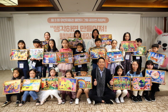 유안타증권이 지난 16일 서울 명동 로얄호텔에서 2020년 달력 그림 공모전 시상식을 개최했다. 또한 수상작품들은 오는 12월 13일까지 유안타증권 을지로 본사 1층 로비에서 만나볼 수 있다. ⓒ 유안타증권