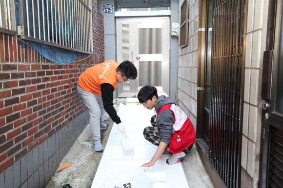 한화손해보험 부산지역 재난봉사단 18명이 희망브리지 전국재해구호협회 대학생 봉사단과 함께 부산광역시 금정구청이 추천한 재난위기가정 9개 가구 대상 '혹한기 재난취약 가구' 집수리 봉사활동을 진행했다. ⓒ 한화손해보험
