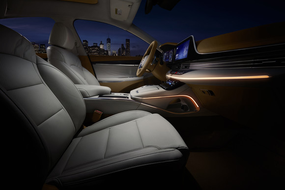 더 뉴 그랜저는 페이스리프트 모델임에도 불구 휠베이스와 전폭을 늘리며 플래그십 세단이라는 명칭에 걸맞게 동급 최고 수준의 공간성을 확보했다. ⓒ 현대자동차