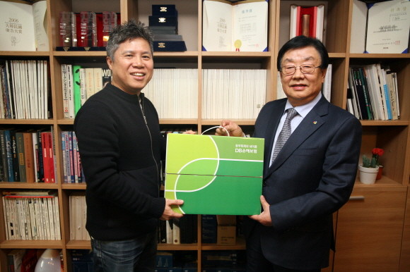지난 18일 김정남 DB손해보험 사장(오른쪽)이 서울시 강남구 신사동에 거주하는 윤훈기 고객을 방문해 고객바로알기 행사의 취지를 설명하고 보험 상품과 서비스에 대한 의견 및 제안 사항을 청취하는 시간을 가졌다. ⓒ DB손해보험