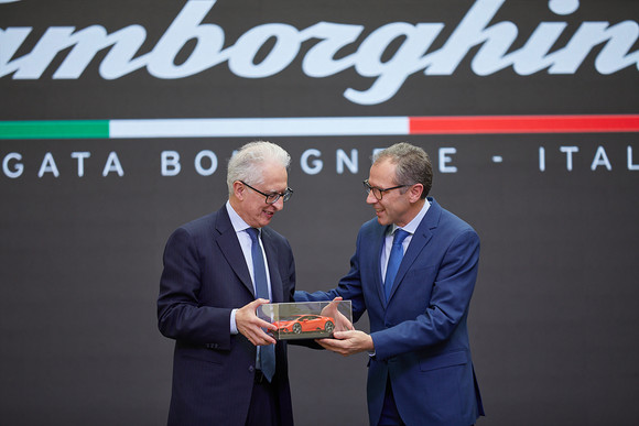 스테파노 도메니칼리 오토모빌리 람보르기니 회장 겸 CEO의 이탈리아 대사 모델카 전달식. ⓒ 오토모빌리 람보르기니