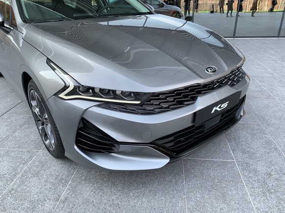 타이거 노즈 라디에이터 그릴은 헤드램프와의 경계를 과감히 허물고 모든 조형요소들이 유기적으로 연결된 형태로 진화했다. = 노병우 기자