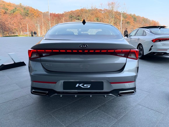 3세대 K5의 후면부 디자인은 전면부와의 연결성을 강조, 독창적인 디자인 요소를 통해 고급스럽고 안정감 있는 모습을 갖췄다. = 노병우 기자