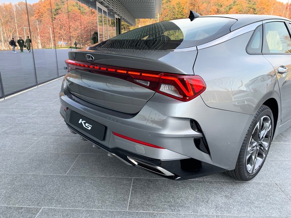 리어콤비램프는 넓고 안정적인 느낌과 함께 스포티한 이미지를 선사하며, 램프가 켜질 경우 K5만의 독창적이고 고급스러운 느낌을 더욱 강조한다. = 노병우 기자