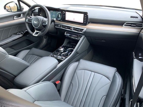 실내는 운전자 중심의 미래지향적이고 하이테크한 이미지를 갖췄다. = 노병우 기자