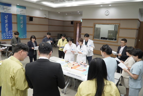 의학원 관계자들이 감염관리 주간 행사를 진행하고 있다. ⓒ 동남권원자력의학원