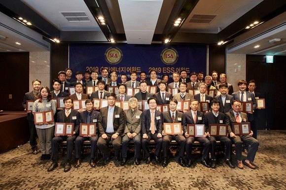 2019 솔라에너지 어워드, 2019 ESS 어워드 수상자들이 기념촬영을 하고 있다. ⓒ 솔라에너지/ESS어워드위원회