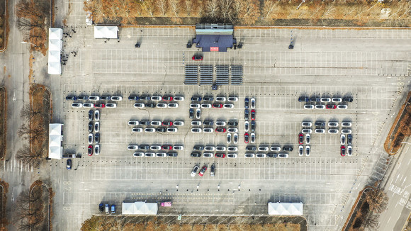 113대의 Model 3 차량이 테슬라 영문 알파벳 모양으로 대열을 이룬 모습. ⓒ 테슬라