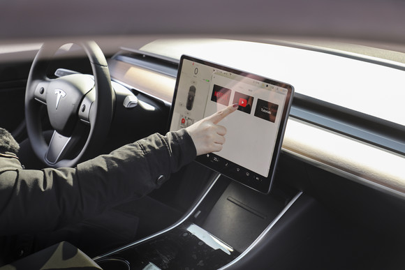 Model 3는 중앙의 15인치 터치스크린에서 모든 기능에 액세스 할 수 있다. ⓒ 테슬라