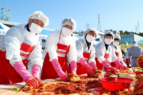 부산시 기장군 고리스포츠문화센터 야외광장에서 ‘고리본부 사랑의 김장김치 나눔’행사를 열고, 정성껏 만든 4000여 포기의 김치를 지역 내 소외 계층에 전달했다. ⓒ 고리원자력본부