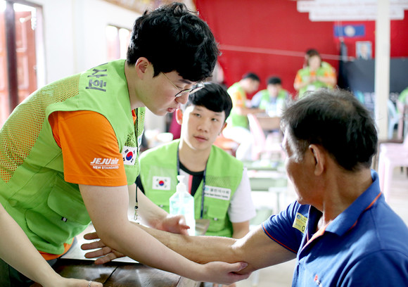 해외의료봉사활동을 떠난 제주항공과 열린의사회 자원봉사자들이 주민의 건강상태를 살피고 있다. ⓒ 제주항공