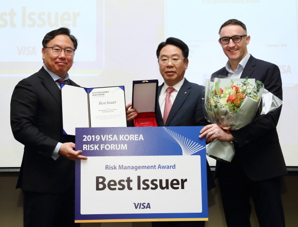 NH농협카드는 '2019 Visa Korea Risk Forum'에서 올 한해 해외카드 부정거래 방지를 위해 이상금융거래시스템(FDS)에 AI 딥 러닝(Deep Learning) 기법을 적용하는 등 정보보호 강화를 위해 노력한 점을 인정받아 '2019 Visa Best Risk Managemet Award'를 수상했다. ⓒ NH농협카드