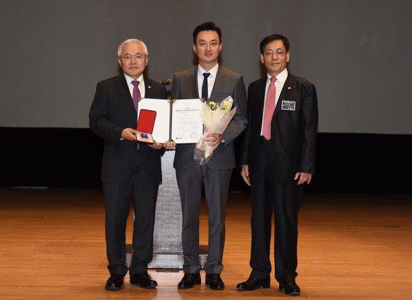 왼쪽부터 임창빈 한국소비자평가 명예회장, 이범일 메르세데스-벤츠 코리아 고객서비스부문 상무, 송영재 대한소비자협의회 회장. ⓒ 메르세데스-벤츠 코리아