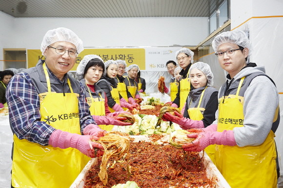 KB손해보험이 26일 서울 강남구 역삼동 강남문화원 1층 굿잡자립생활센터에서 '2019 KB희망나눔 김장 봉사활동'을 진행했다. 이날 행사에는 양종희 사장을 비롯한 임직원 50여명이 함께 참여했다. ⓒ KB손해보험