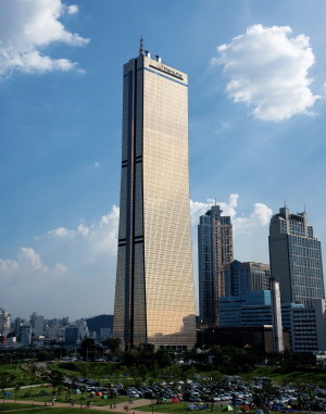 한화생명과 현대자동차그룹이 헬스케어 분야 스타트업 발굴을 위한 공동 엑셀러레이팅 프로그램을 운영한다. 사진은 한화생명 63빌딩 전경. ⓒ 한화생명