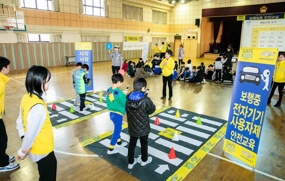 인천 산곡북초등학교에서 어린이 100여명을 대상으로 보행중 사각지대 안전교육, 보행 중 전자기기 사용자제 안전교육을 진행하는 모습. ⓒ 한국GM
