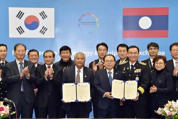 부산시와 라오스는 '소방기술 교류 및 소방차 양여 협약식'을 가졌다. ⓒ 부산광역시