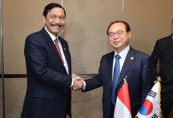 오거돈 시장과 인도네시아 루훗 판자이탄 해양투자조정장관이 만나 서로 인사를 나누고 있다. ⓒ 부산광역시