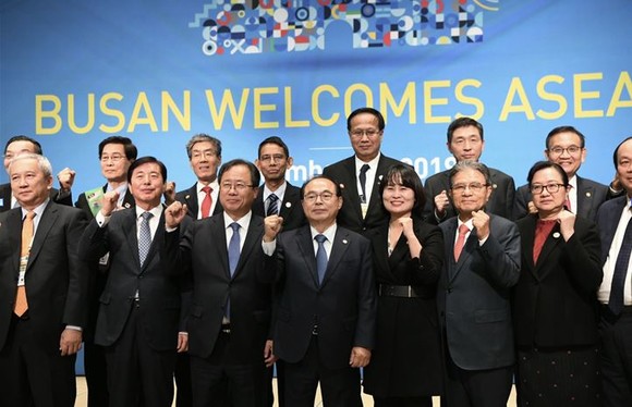 한․아세안 특별정상회의 개최도시 환영오찬에 초대 받은 참석자들이 기념촬영을 하고 있다. ⓒ 부산시