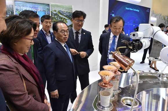 오거돈 시장이 '2019 한.아세안 스마트시티 페어' 전시관을 찾아 로봇을 살펴보고 있다. ⓒ 부산시