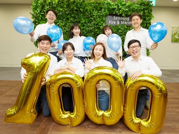 삼성화재가 보험업계 최초로 보유고객이 1000만명을 돌파했다고 발표했다. 사진은 삼성화재 직원들이 보험업계 최초 1000만 고객 달성을 축하하고 있는 모습. ⓒ 삼성화재