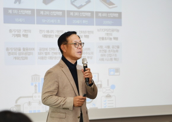 한화투자증권 임직원은 지난 27일 특성화고 학생 32명을 초청해 'Together Plus-디지털 멘토링'을 실시했다. 사진은 권희백 한화투자증권 권희백 대표이사가 특성화고 학생들을 대상으로 강연을 하고 있는 모습. ⓒ 한화투자증권