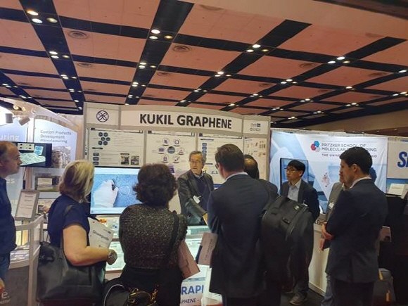 미국 캘리포니아 산타 클라라 컨벤션 센터(Santa Clara Convention Center)에 차려진 국일그래핀 현장 부스 모습. ⓒ 국일제지