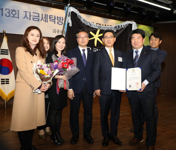 지난 28일 진행된 '제13회 자금세탁방지의 날' 기념식에서 자금세탁방지 우수기관 국무총리 표창 수상 후 권순형 KB국민카드 준법감시인(오른쪽 세 번째)이 KB국민카드 관계자들과 기념 촬영을 하고 있다. ⓒ KB국민카드