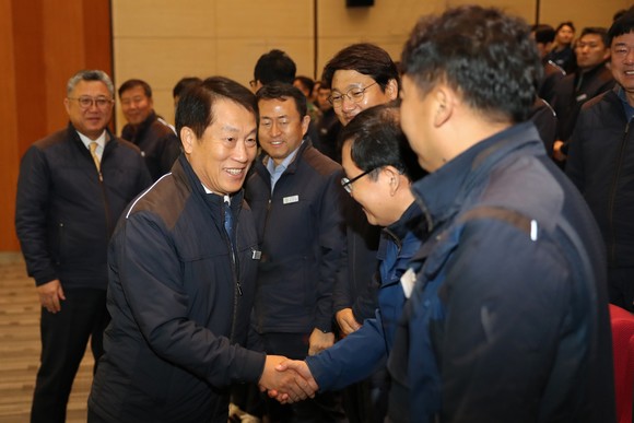 신임 이신선 본부장이 취임식장에서 직원들과 일일이 악수를 나누고 있다. ⓒ 고리원자력본부