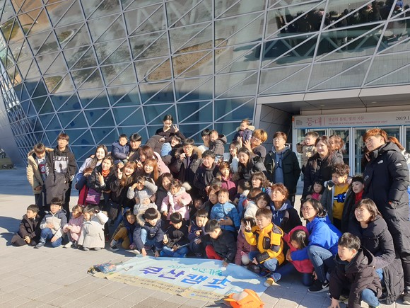 명진들꽃사랑마을 어린이들이 BPA 항만안내선 ‘새누리호’를 타고 부산항 북항 일대를 둘러본 뒤 기념단체사진을 찍고 있다. ⓒ 부산항만공사