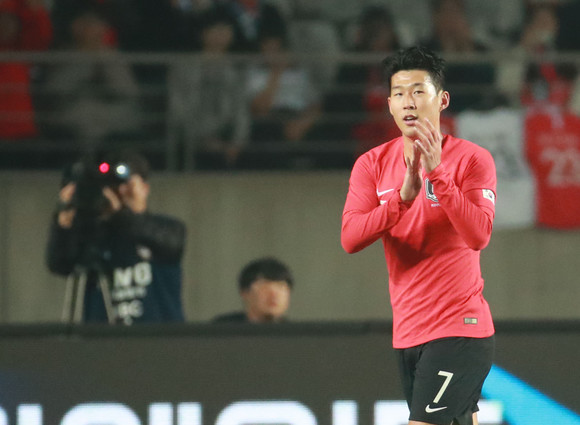 한국 축구 국가대표팀의 캡틴 손흥민 선수가 최근 아시아축구연맹(AFC) 어워즈에서 통산 3번째 '올해의 국제선수상'을 받았다. ⓒ 연합뉴스