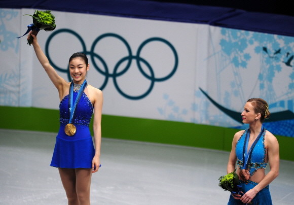 지난 2010년 밴쿠버 동계올림픽 피겨 프리스케이팅 경기가 열린 퍼시픽 콜리시움에서 김연아가 금메달을 목에 걸고 활짝 웃고 있는 모습. ⓒ 연합뉴스