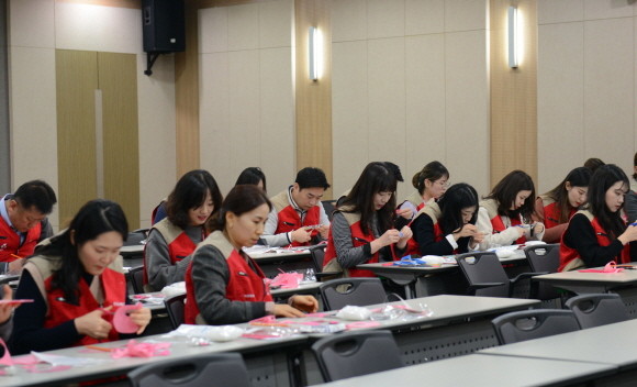 롯데손해보험이 지난 3일 본사에서 빈곤가정 아이들을 위한 장난감 만들기 봉사활동을 진행했다. ⓒ 롯데손해보험