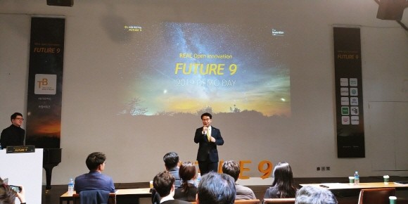 지난 4일 정동1928 아트센터에서 열린 '퓨처나인' 데모 데이에서 이동철 KB국민카드 사장이 인사말을 하고 있는 모습. ⓒ KB국민카드
