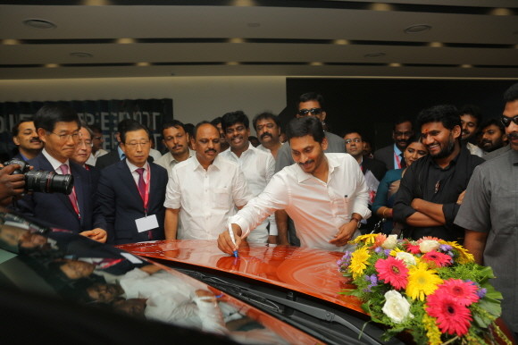 기아차 박한우 사장이 지켜보는 가운데 자간 모한 레디 안드라프라데시주 주수상이 셀토스에 기념사인을 하고 있는 모습. 사진 왼쪽에서 두 번째 박한우 기아차 사장, 사인하고 있는 자간 모한 레디 안드라프라데시주 주수상. ⓒ 기아자동차