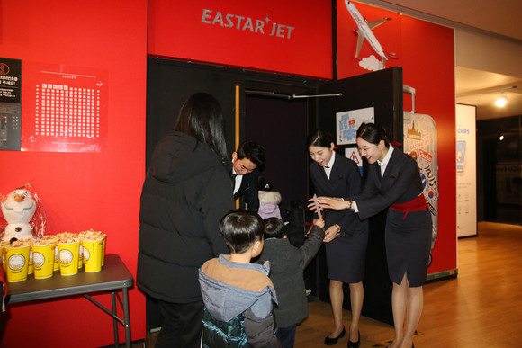 객실승무원들이 아이들에게 좌석 티켓을 나눠주고 있는 모습. ⓒ 이스타항공
