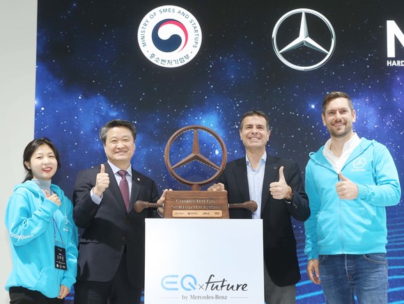 디미트리스 실라키스 메르세데스-벤츠 코리아 대표이사 사장(오른쪽에서 두번째), 김학도 중소벤처기업부 차관(오른쪽에서 세번째), 필립 나이팅 다임러 그룹 오픈 이노베이션 총괄(오른쪽에서 첫번째)이 '커넥티드카 스타트업 해커톤' 개막식에서 스타트업의 선전을 기원하며 포즈를 취하고 있다. ⓒ 메르세데스-벤츠 코리아