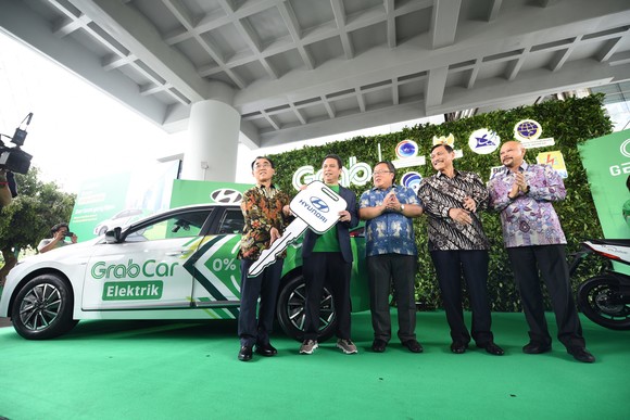 아이오닉 일렉트릭 앞에서 현대차 최윤석 인도네시아공장 법인장(왼쪽 첫 번째)이 그랩 리드즈키 크라마디브라타 인도네시아 대표(왼쪽 두 번째)에게 차량 열쇠 모형을 전달하고 있는 모습. ⓒ 현대자동차