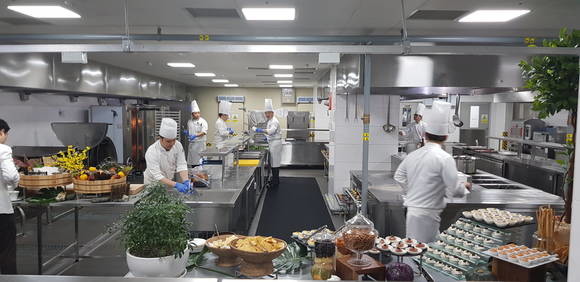 한·아세안 정상들의 까다로운 입맛을 사로잡기 위해 만찬을 준비하는 힐튼부산 쿡들의 손길과 발걸음이 분주하다. ⓒ 프라임경제