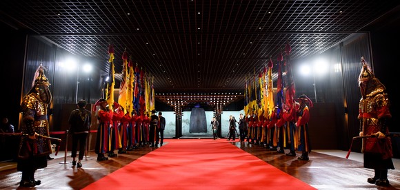 한·아세안특별정상회의 환영 만찬에 앞서 부산 힐튼호텔 로비에서 진행 된 '입체성덕대왕신종(에밀레종)' 홀로그램 식전행사 장면.ⓒ 부산 힐튼