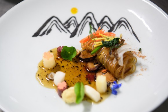 한·아세안정상회의 만찬으로 차려 낸 '산-평화'. 잡채는 예로부터 귀한 손님을 모시는 음식으로 산에서 나는 나물과 맛과 향이 훌륭한 송이버섯을 재료로 하여 음식으로 하나되는 평화를 기원하는 마음을 담고 있다. ⓒ 부산 힐튼