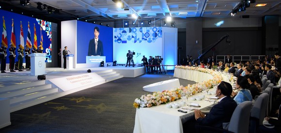 부산 힐튼호텔에서 진행돤 한·아세안특별정상회의 환영 만찬장 모습. 이 자리에는 문재인 대통령 부부와 10개국 아세안 정상들을 비롯해 이재용 삼성그룹 부회장, 정의선 현대자동차그룹 수석 부회장, 최태원 SK그룹 회장, 리드 헤이스팅스 넷플릭스 CEO, 이만규 아난티 대표이사 등 국내,외 주요 기업인들이 참석해 눈길을 끌었다. 문화 주제 사회자는 영화배우 정우성씨가 맡았다.ⓒ 부산 힐튼