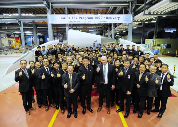 대한항공이 제작한 B787 드림라이너 구조물 앞에서 대한항공 및 보잉 관계자들이 기념촬영을 하고 있는 모습. ⓒ 대한항공