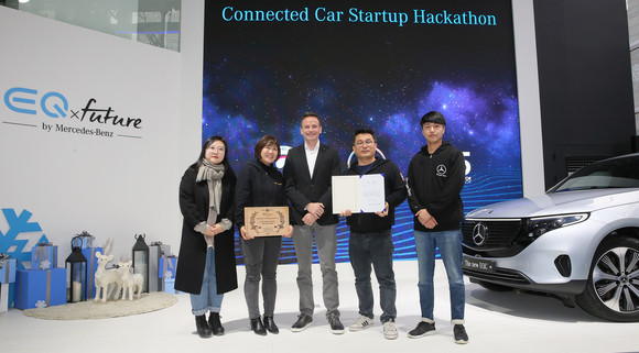 크리스티안 디크만 메르세데스-벤츠 R&D 코리아 센터장(가운데)이 커넥티드카 스타트업 해커톤 시상식에서 최종우승팀 스쿨버스와 기념사진을 찍고 있다. ⓒ 메르세데스-벤츠 코리아