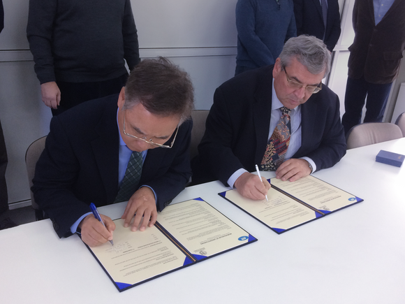 한국선급과 그리스 국립아테네공과대학교(NTUA)는 선박구조해석 프로그램 소프트웨어를 무상제공하는 양해각서(MOU)를 체결하고 있다. ⓒ 한국선급